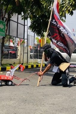 Aktivis Blora Gelar Aksi Jalan Mundur, Soroti Dugaan Uang Rp300 Ribu Proyek Miliaran Sekolah Rakyat